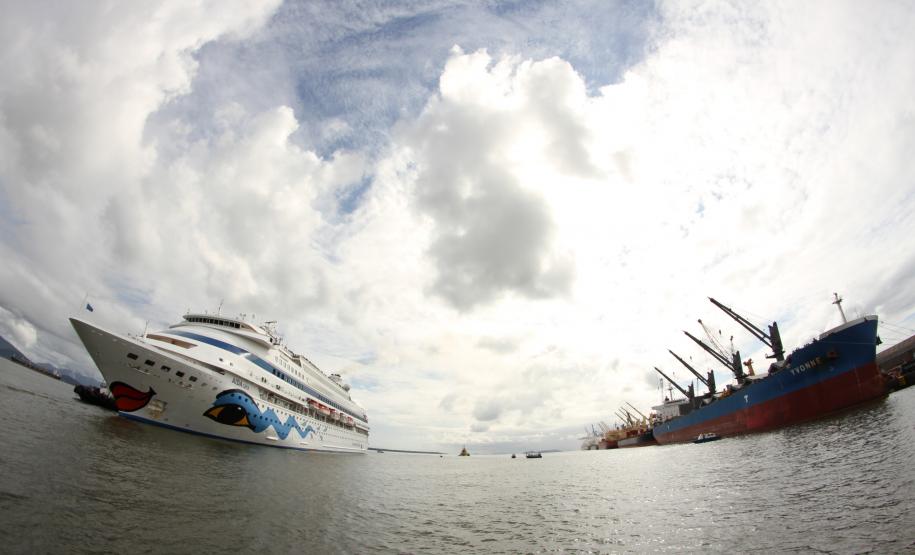 De volta ao Litoral paranaense, pela 5ª vez, o navio de cruzeiros alemão Aida Cara atracou, nesta quinta-feira (15), às 10h, no Porto de Paranaguá. Com mais de 1.500 pessoas a bordo, a embarcação permanece em parada técnica até 20h. No berço 208, logo em frente ao portão principal, os turistas foram recepcionados com cultura, segurança e muita informação.