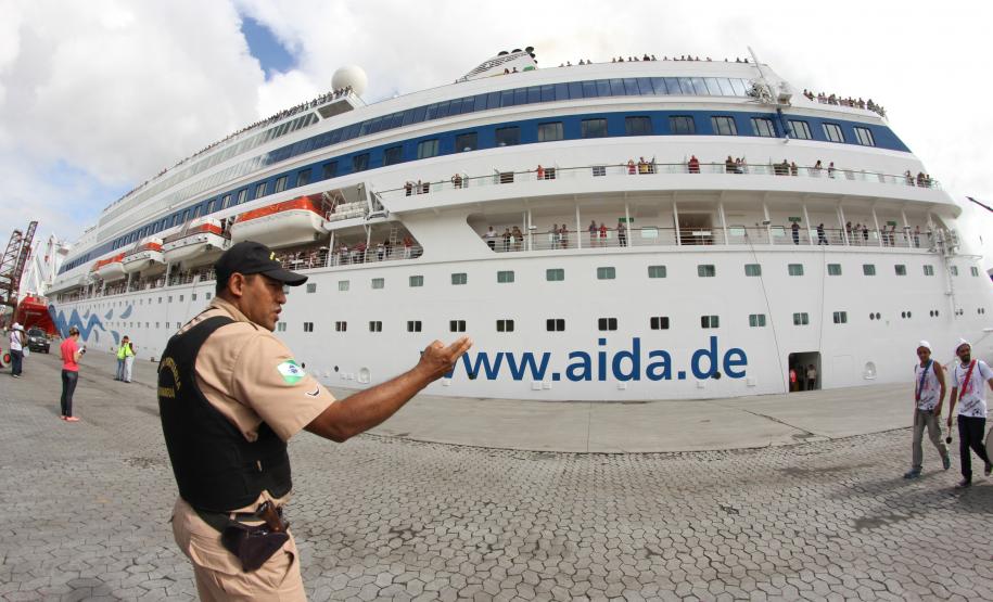 A equipe da Administração dos Portos de Paranaguá e Antonina (Appa) deixou a área limpa e isolada. Com parte do efetivo bilíngue, a Guarda Portuária ajudou a cuidar do trânsito e da segurança na faixa portuária. Conforme iam descendo do navio, eles ajudavam a direcionar os turistas até o estande de informações, montado no cais.