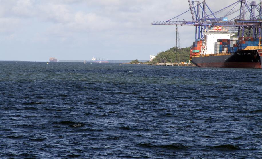 Capitania dos Portos do Paraná amplia navegação para navios de contêineres Em portaria divulgada nesta semana, a Capitania dos Portos do Paraná ampliou a navegação pelo canal de acesso aos portos paranaenses. A partir de agora, o Porto de Paranaguá terá condições de receber navios de até 335 metros de comprimento, no período diurno, e de até 306 metros de comprimento no período noturno.