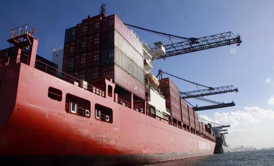 Capitania dos Portos do Paraná amplia navegação para navios de contêineres Esta é a segunda vez, no mês, que a Capitania dos Portos do Paraná expande as condições de navegação pelo Canal da Galheta. Para o superintendente da Administração dos Portos de Paranaguá e Antonina (Appa), Luiz Henrique Dividino, isso é o reflexo da nova infraestrutura marítima do Paraná.