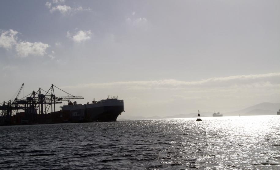 Capitania dos Portos do Paraná amplia navegação para navios de contêineres Nos últimos anos, a APPA - em total sintonia com a Autoridade Marítima - realizou importantes intervenções como o estabelecimento de contratos de manutenção da sinalização náutica, campanhas de sondagens batimétricas e agora, por último, finalizando a dragagem no principal trecho de navegação do Porto.