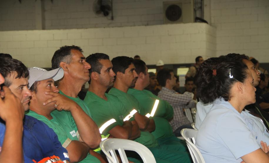 Cai o número de acidentes no trabalho portuário no Paraná ´Aberta nesta segunda-feira (20), a 12ª SIPATP realiza palestras todas as manhã, das 9h às 11h, no Armazém 5C, no ponto de chamada da Estiva, no Porto de Paranaguá. A palestra de abertura, “Segurança no trabalho e uso de EPIs”, foi com o Bruno Mangolin Barbosa, professor do curso de Técnico em Segurança do Senai/ SESI. Ele tratou, principalmente, sobre os equipamentos de proteção auditiva e respiratória.