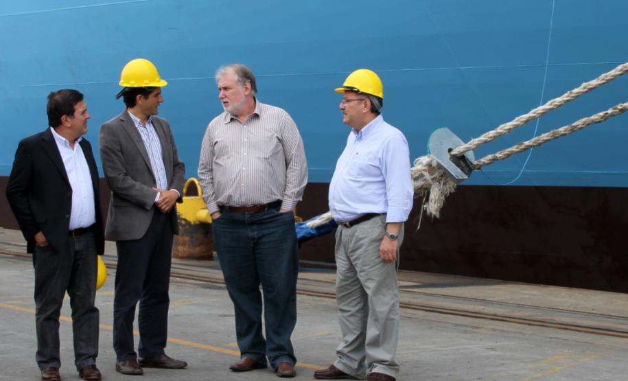 Argentina quer estabelecer convênios técnicos com o Porto de Paranaguá Para o secretário de Transportes da Província de Entre Ríos, Juan Carlos Chagas, este é um contato proveitoso para os dois lados – tanto para o Paraná quanto para a Argentina. “Foi uma visita muito proveitosa, principalmente por podermos ver como funciona esse terminal que é modelo para toda a América Latina. As referências do Porto de Paranaguá nos trouxeram até aqui. De alguma maneira, queremos poder replicar algumas práticas em nossa província”, afirmou.