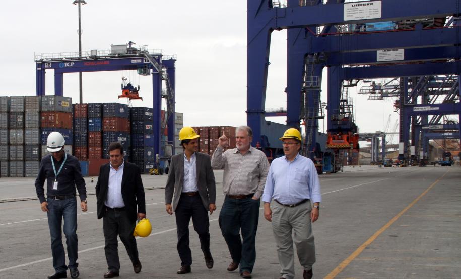 Argentina quer estabelecer convênios técnicos com o Porto de Paranaguá Representando a região central da Argentina, além do Secretário de Transportes de Entre Ríos, visitaram o Porto de Paranaguá o presidente do Instituto Portuário de Entre Ríos, Carlos María Scelzi , e o ministro de Águas, Serviços Públicos e Meio Ambiente da Província de Santa Fé, Antonio Ciancio.