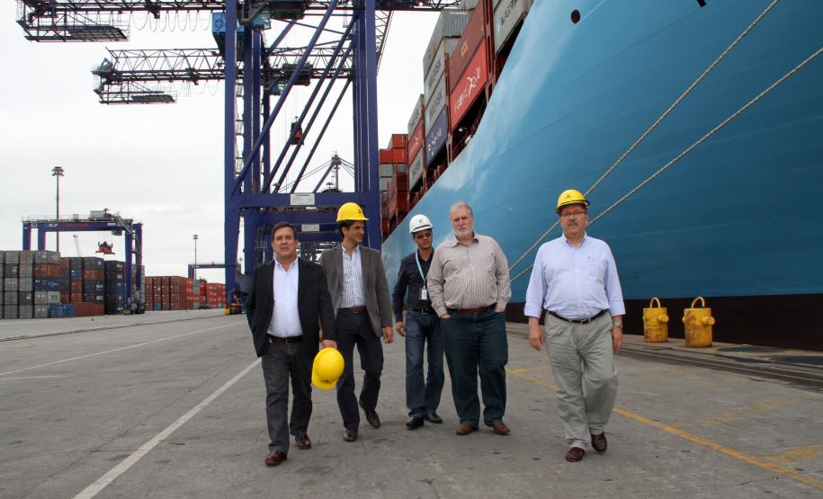 Argentina quer estabelecer convênios técnicos com o Porto de Paranaguá Em missão no Paraná, um grupo formado por representantes do governo das províncias de Santa Fé e Entre Ríos, da Argentina, esteve no Porto de Paranaguá nesta terça-feira (27). Ligados às áreas portuárias, de Serviços Públicos e de Transportes, eles foram recebidos pela diretoria empresarial da Administração dos Portos de Paranaguá e Antonina (Appa). Este foi o primeiro contato para estabelecer convênios técnicos e comerciais entre o Estado e a região central daquele país.