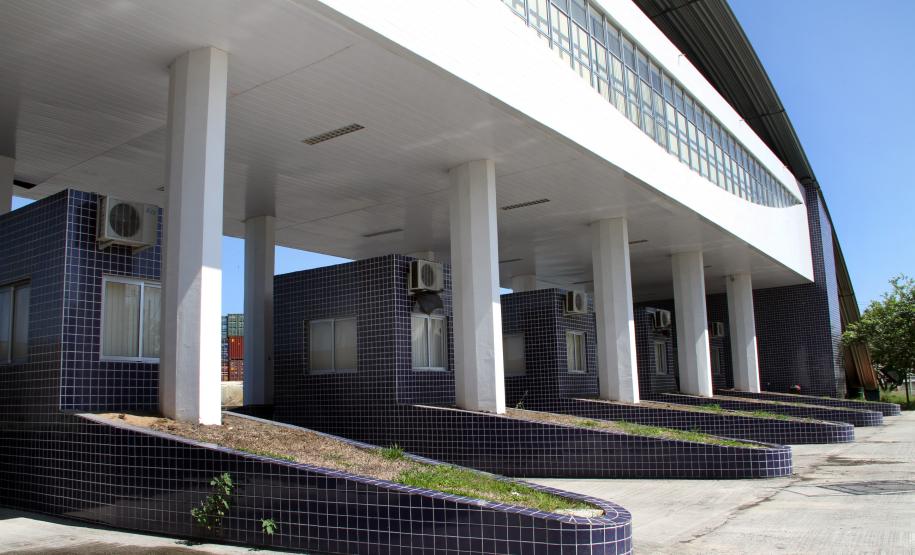 Pátio de Triagem do Porto de Paranaguá terá novo acesso A Diretoria Técnica da Appa está finalizando ajustes no prédio recém construído, que vai dar lugar ao receptivo de caminhoneiros. O lugar servirá como apoio enquanto os motoristas aguardam para fazer a descarga dos caminhões. O local terá bancos, balcão de informação, sala de espera e banheiros.