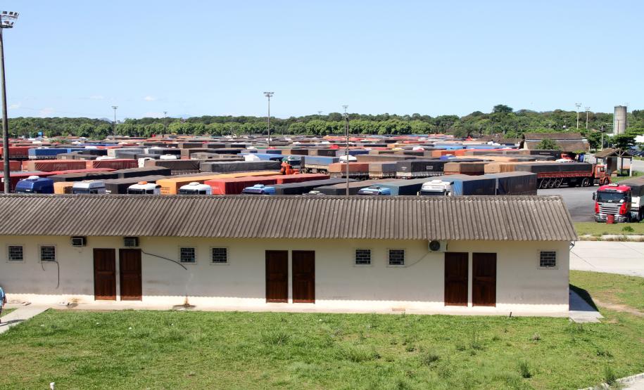 Pátio de Triagem do Porto de Paranaguá terá novo acesso Além do novo acesso, o Programa de Recuperação do Pátio prevê melhorias na iluminação, sinalização, sonorização, recuperação da pavimentação, nova estrutura para recepção de caminhoneiros e ampliação de área para recebimento de caminhões.