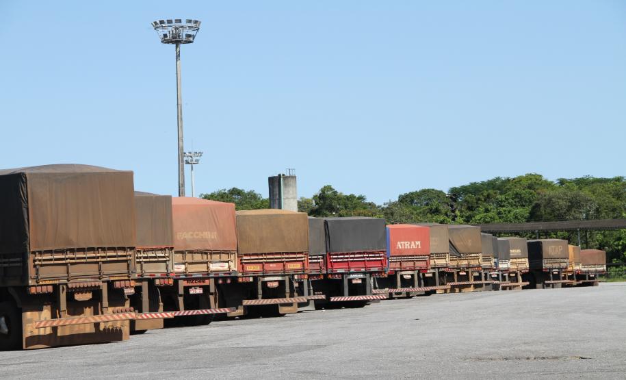 Pátio de Triagem do Porto de Paranaguá terá novo acesso O governador do Paraná, Beto Richa, autorizou nesta quarta-feira (28) a realização da licitação para contratar o serviço que irá construir um novo acesso para caminhões ao Pátio de Triagem do Porto de Paranaguá. Orçado em R$ 2,4 milhões, o projeto prevê a construção de 1,2 km de via marginal que irá ordenar o fluxo de caminhões ao Pátio, promovendo a segurança no tráfego e mais agilidade no acesso.