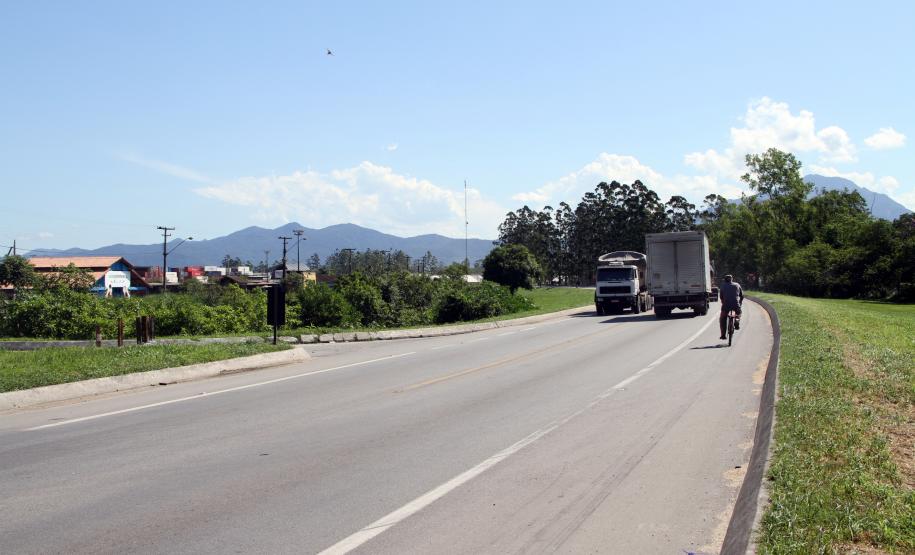 Pátio de Triagem do Porto de Paranaguá terá novo acesso A solução que será adotada prevê implantação de um canteiro central e delimitação do acesso ao pátio de triagem por via marginal, desde a rotatória da avenida senador Atílio Fontana até a marginal de acesso. Com a implantação do canteiro central, o fluxo de veículos vindos da Estrada Velha de Alexandra – que dá acesso ao Pátio – em direção à Rua 13 será impedido, evitando o cruzamento na BR 277.