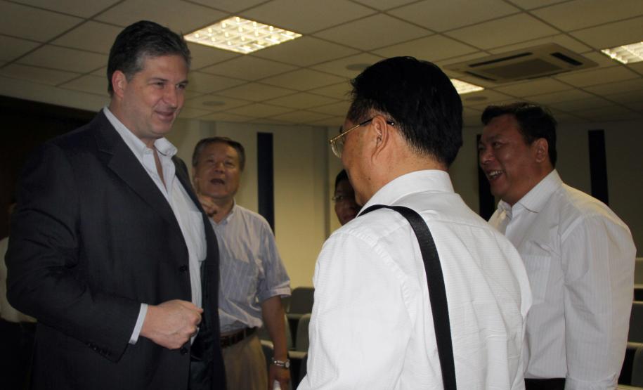 Chineses conhecem operação de grãos no Porto de Paranaguá Uma comitiva do município de Ningbo, na China, esteve no Porto de Paranaguá, nesta sexta-feira (30). Representando o Escritório Municipal de Grãos, eles foram recebidos pelo superintendente da Administração dos Portos de Paranaguá e Antonina (Appa), Luiz Henrique Dividino. O principal interesse do grupo era a operação de grãos do Corredor de Exportação do porto paranaense.