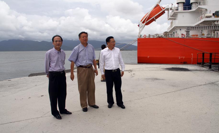 Chineses conhecem operação de grãos no Porto de Paranaguá Além do soja, o açúcar e os congelados também se destacam na exportação do Porto de Paranaguá, com destino à China. De açúcar, este ano de janeiro a outubro, segundo o MDIC, foram 214 mil toneladas, o que gerou U$111 milhões. De congelados, foram 94 mil toneladas – principalmente de miudezas de frango – gerando receita de U$ 204 milhões. Este ano, o Porto de Paranaguá importou 867 mil toneladas (um total de U$2,2 bilhões) de produtos de origem chinesa.