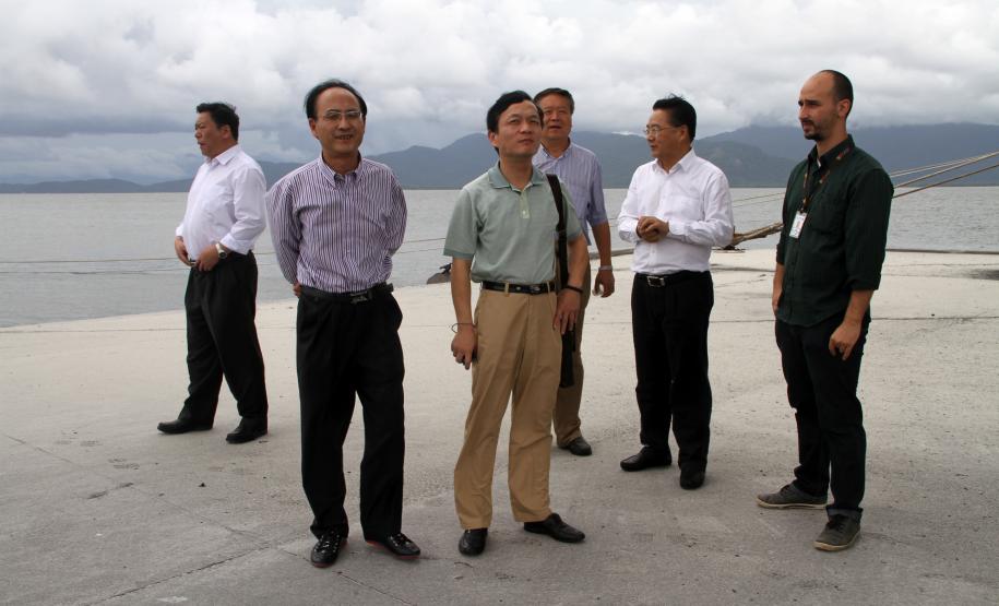 Chineses conhecem operação de grãos no Porto de Paranaguá De janeiro até outubro deste ano, o Porto de Paranaguá movimentou quase 38 milhões de toneladas de cargas. Dessas, segundo dados do Ministério de Desenvolvimento, Indústria e Comércio Exterior (MDIC), 6,2 milhões foram exportadas para a China – gerando receita de quase U$ 3,8 bilhões. Somente de soja, foram 5,2 milhões de toneladas exportadas para aquele país, somando U$ 2,7 bilhões em receita cambial.