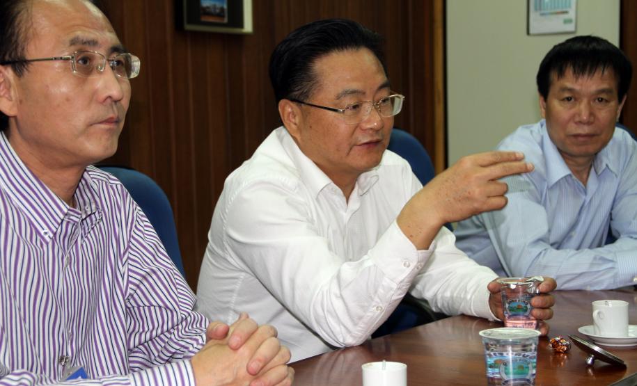 Chineses conhecem operação de grãos no Porto de Paranaguá Segundo o secretário chinês, Du Jun Bao, saber como o Porto de Paranaguá movimenta principalmente o soja interessa porque grande parte do volume desses grãos que chegam ao porto de Ningbo saem do porto paranaense. “Precisávamos ver com os próprios olhos para, no futuro, poder estabelecer parcerias ainda mais sólidas”, afirma.