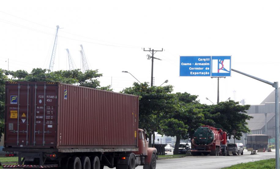 Vias de acesso aos terminais do Porto têm novo fluxo viário A partir deste mês de dezembro, o tráfego nas vias de acesso ao Porto de Paranaguá começa a ser reordenado. Em parceria com o Departamento Municipal de Trânsito (Demutran) e os principais terminais, a Administração dos Portos de Paranaguá e Antonina (Appa) desenvolveu uma proposta de rotas exclusivas para o acesso à descarga, partindo do Pátio de Triagem. O objetivo da mudança – que já está valendo – é desobstruir as principais vias da cidade.