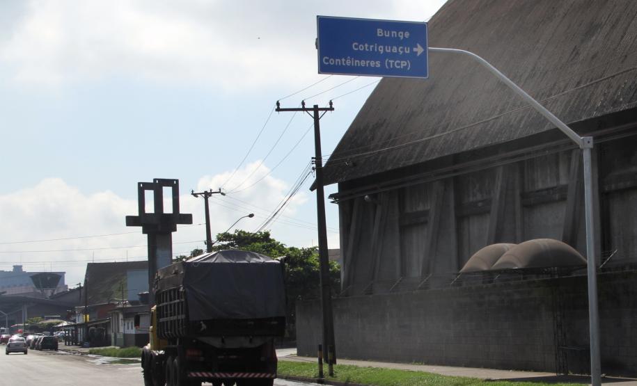 Vias de acesso aos terminais do Porto têm novo fluxo viário “Organizando o fluxo dos caminhões nas vias de acesso ao Porto, se organiza todo o trânsito da cidade. Afinal, as mesmas vias que são fundamentais para as operações portuárias, são também fundamentais para o cotidiano dos munícipes, pois dão acesso ao centro. Com esse reordenamento damos agilidade e maior mobilidade para os usuários do porto e mais segurança a todos que circulam pela região”, afirma o superintendente a Appa, Luiz Henrique Dividino.