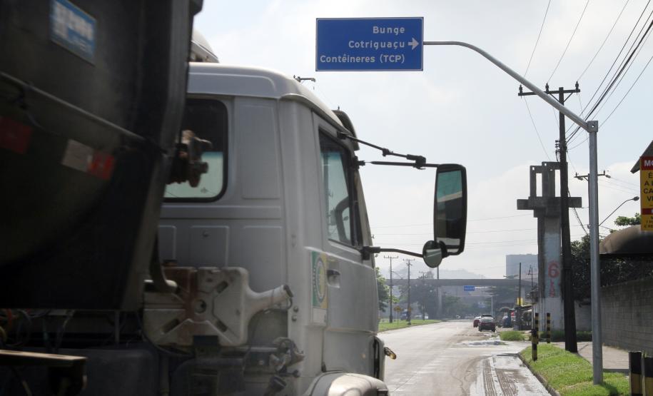 Vias de acesso aos terminais do Porto têm novo fluxo viário Com a implantação do novo fluxo fica estabelecida a Avenida Bento Rocha como rota única de entrada dos caminhões que saem do Pátio de Triagem. A via permanece mão-dupla. Seguindo por esta, os caminhões que se destinarem aos terminais ANNP e AGTL deverão pegar a Avenida Coronel Santa Rita e, em seguida, a Ayrton Senna.