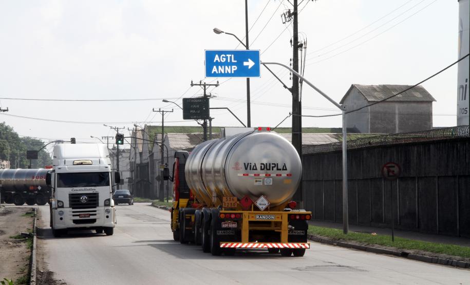 Vias de acesso aos terminais do Porto têm novo fluxo viário O acesso ao terminal da Bunge será pela Rua Manoel Bonifácio. A mesma via será utilizada pelos caminhões que seguirem para a Cotriguaçu e a Coamo Fábrica. Além disso, a rua servirá aos caminhões de contêineres, em acesso ao Terminal de Contêineres de Paranaguá (TCP). Esses caminhões do TCP terão saída obrigatória pela Avenida Portuária. A via em frente ao terminal passa a ser mão única até a avenida (sentido válido apenas para os caminhões).