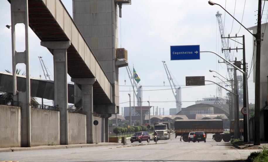 Vias de acesso aos terminais do Porto têm novo fluxo viário Apoio – Várias placas instaladas pelos terminais indicarão os novos fluxos. Além disso, até que os caminhoneiros se acostumem à mudança, agentes de trânsito atuarão na área. “Agentes em quatro viaturas, dois carros e duas motos, trabalharão nesse primeiro mês orientando os motoristas. Eles ficarão posicionados em pontos mais problemáticos do trânsito, como a via em frente ao TCP”, afirma o diretor do Demutran, Marcos Antonio Amaral.
