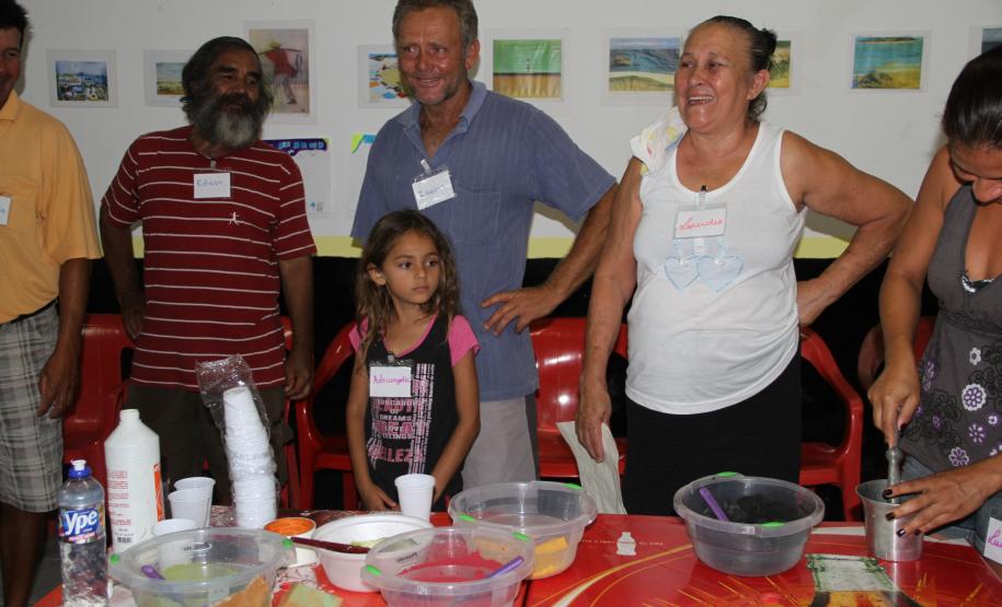 Comunidades de Antonina constroem mapa socioambiental Esta semana, até a próxima sexta-feira (7), pescadores e familiares de cinco comunidades do entorno do Porto de Antonina participam das atividades da segunda etapa do Plano de Comunicação da Dragagem de Manutenção do Canal de Acesso ao Porto de Antonina