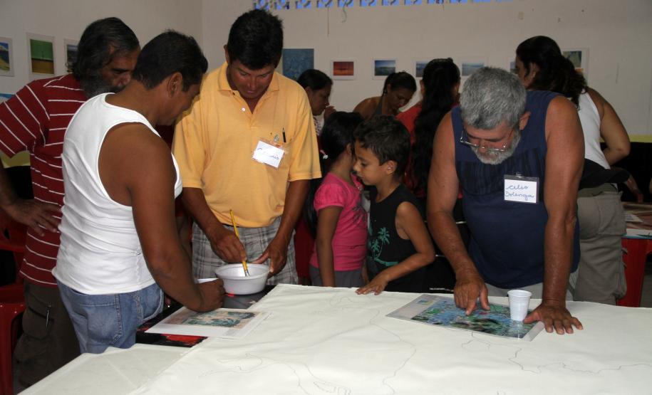 Comunidades de Antonina constroem mapa socioambiental As atividades, coordenadas por uma equipe formada por biólogos, sociólogos e uma artista plástica, serão realizadas em quatro reuniões. Nesta terça-feira (4), foram as comunidades da Ponta da Pita e da Praia dos Polacos que participaram da oficina. Hoje (5), a ação será com a comunidade do Portinho – que estava fora do cronograma, mas, por solicitação da própria colônia, foi inserida no Plano. Na quinta-feira (6), será a vez da comunidade da Ilha do Teixeira e, na sexta (7), Ilha das Peças.