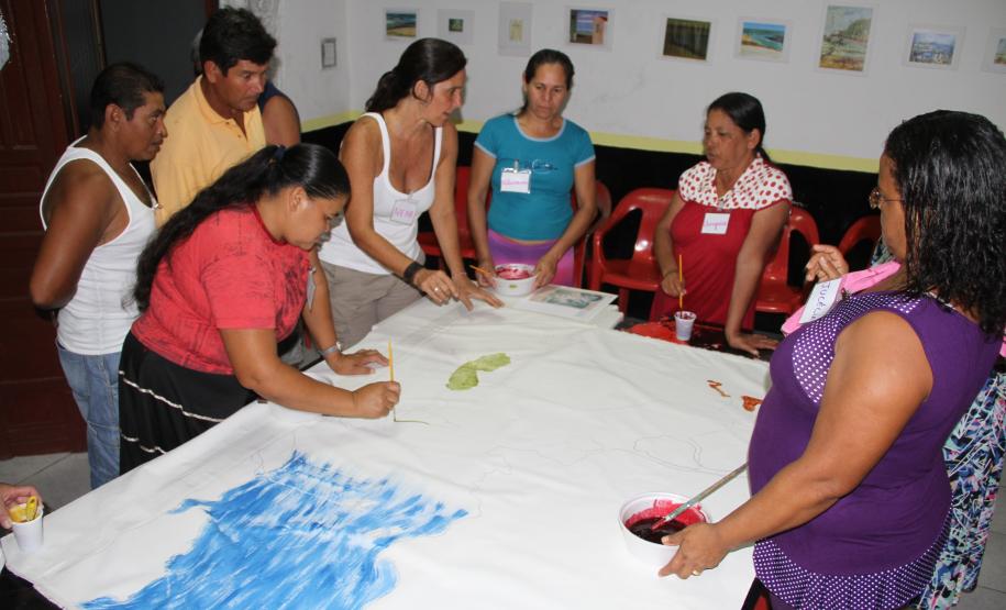 Comunidades de Antonina constroem mapa socioambiental Segundo a bióloga marinha, Lígia Módolo Pinto, responsável pelo Plano de Comunicação Social da Dragagem, a atividade permite que a comunidade trabalhe com as próprias mãos, colocando no papel – através da arte – os próprios anseios.