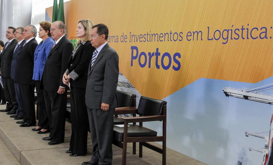 Portos paranaenses terão R$ 4,3 bilhões em investimentos até 2017 Além disso, estão previstos R$ 860 milhões de recursos do PAC para a realização da dragagem nos portos do Paraná. Mudanças importantes no marco regulatório do sistema portuário nacional também foram anunciadas