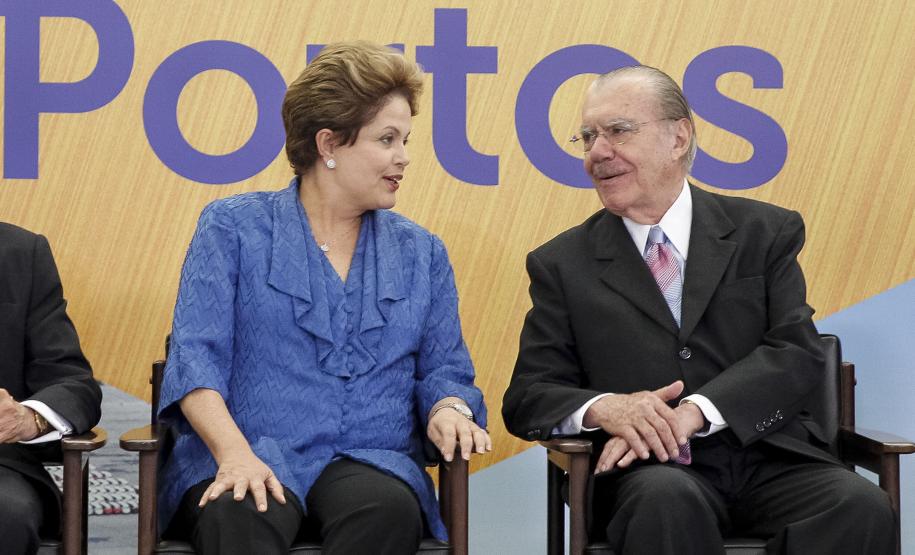 Portos paranaenses terão R$ 4,3 bilhões em investimentos até 2017 O ministro Leônidas Cristino apresentou o Programa, que avaliou como um ato importante e significativo para melhoria do sistema portuário nacional. “Nosso objetivo é promover a competitividade e desenvolvimento da economia brasileira, incentivando a expansão e promovendo a modernização dos portos. E isso conseguiremos aumentando a movimentação de cargas com menor custo”, disse.