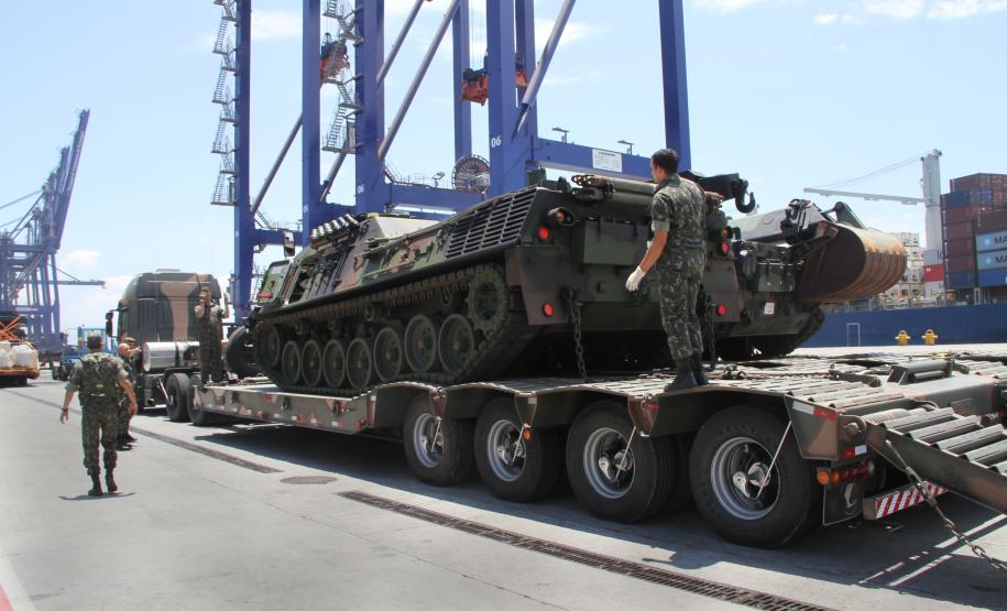 Porto de Paranaguá recebe tanques do Exército Além dos blindados, ainda compunham a carga do Exército Brasileiro, desembarcada no Porto de Paranaguá, três contêineres com outros suprimentos. Dois desses traziam a ponte que vai sobre o blindado BIBER, pesando, no total, dez toneladas.