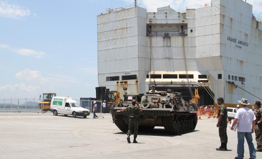 Porto de Paranaguá recebe tanques do Exército Do navio até a plataforma, os blindados foram conduzidos pelos alemães. Segundo o Exército, isso é feito para que a entrega seja certificada. Os militares brasileiros foram responsáveis pela condução dos tanques até a plataforma e pelos outros passos do carregamento da carga, em solo nacional.