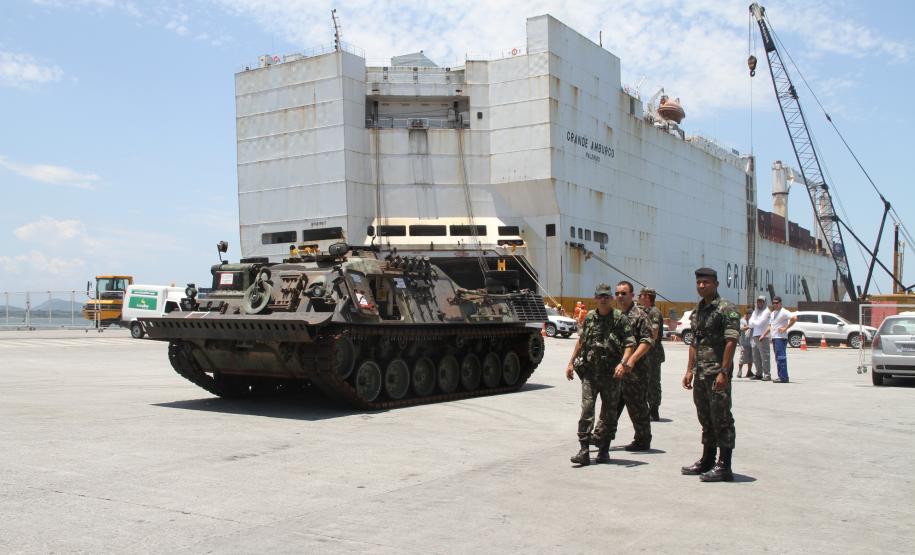 Porto de Paranaguá recebe tanques do Exército A descarga dos veículos foi coordenada pelo 5º Batalhão Logístico de Curitiba (5º BLog). Na operação, os representantes do Exército Brasileiro contaram com o apoio do Departamento de Operações da Administração dos Portos de Paranaguá e Antonina (Appa). Por se tratar de equipamentos militares, a operação requeria condições especiais.