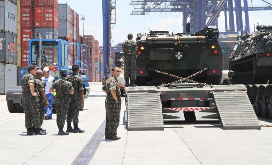 Porto de Paranaguá recebe tanques do Exército O pátio 14 foi liberado para que os caminhões e plataformas que iriam carregar os tanques ficassem posicionados até a chegada do material. Quando o navio atracou, os caminhões foram liberados para tomar nova posição no Terminal de Contêineres do Porto de Paranaguá, onde os blindados foram descarregados. Diferente da descarga de veículos comuns, esses foram manobrados pelos próprios militares.