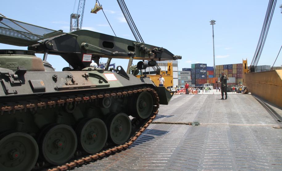 Porto de Paranaguá recebe tanques do Exército O Porto de Paranaguá recebeu nesta quinta-feira (06) quatro tanques de propriedade do Exército Brasileiro. Vindos da Alemanha, a bordo do navio Grande Amburgo, os blindados têm como destino Santa Maria, no Rio Grande do Sul. A retirada dos veículos foi rápida, mas contou com logística e estrutura militares pouco comuns no cais.