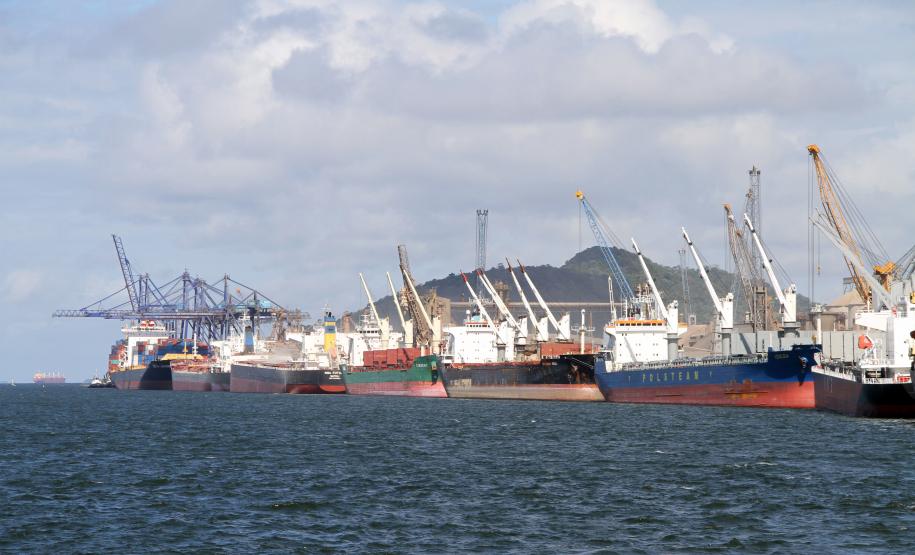 Appa debate novo marco regulatório com a comunidade portuária Mudanças – Entre as mudanças anunciadas pelo governo federal nos portos brasileiros está a extinção das outorgas nas novas licitações de concessões e arrendamentos. A partir de agora serão feitos leilões: ganha quem ofertar a maior movimentação de cargas com o menor custo tarifário.