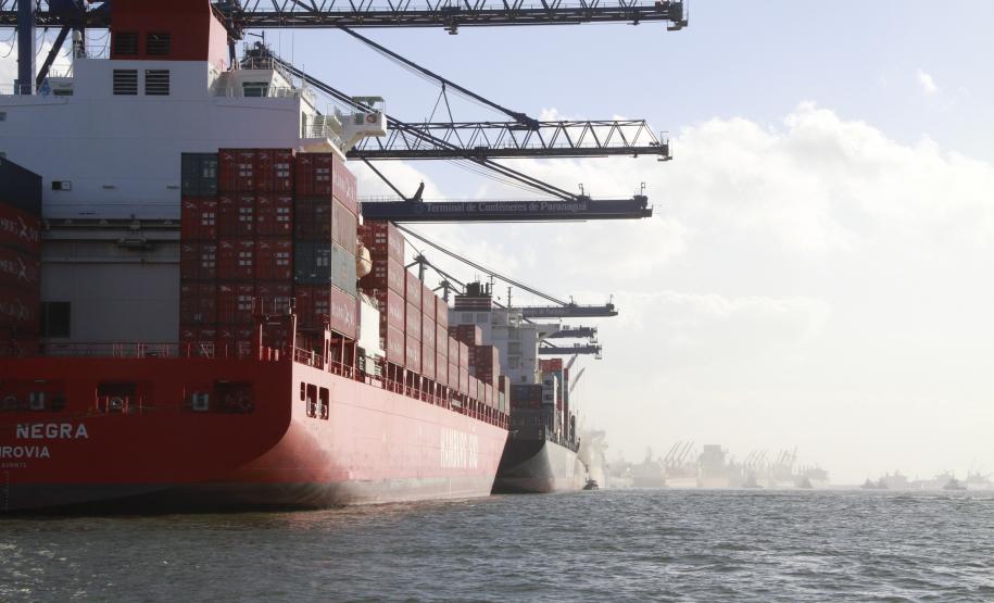 Appa debate novo marco regulatório com a comunidade portuária A Administração dos Portos de Paranaguá e Antonina (Appa) realiza nesta terça-feira (11), a primeira mesa redonda de avaliação dos impactos do novo marco regulatório dos portos, anunciado na semana passada pelo governo federal. De acordo com o superintendente dos portos paranaenses, Luiz Henrique Dividino, o objetivo do encontro é debater as alterações e sanar eventuais dúvidas.