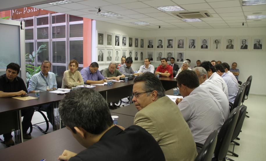 Appa reúne grupo de trabalho para propor contribuições ao novo marco regulatório Como lembrou o diretor administrativo financeiro da Appa, Carlos Roberto Frísoli, a medida ainda não foi sancionada. Ainda há prazos para apresentação de emendas, até a quinta-feira (13). Vencido esse prazo, a norma segue para apreciação da Câmara Federal e do Senado. “Ainda há tempo para que apresentemos as nossas ideias, os interesses de cada porto”, conclui.