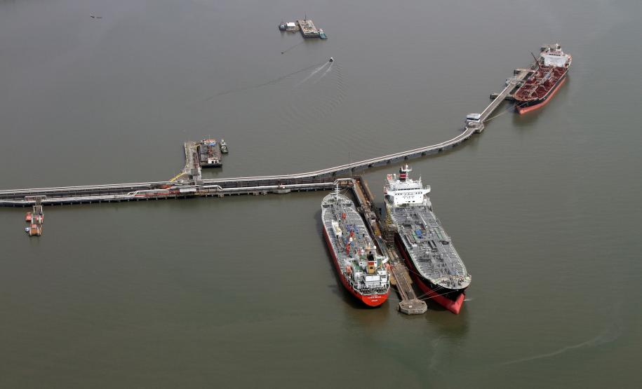 Movimentação de cargas nos portos paranaenses já supera 2011 e registra alta de 8% O maior aumento registrado foi de 17%, na movimentação dos granéis líquidos. De janeiro a novembro, foram mais de 4,5 milhões de toneladas. No mesmo período, em 2011, foram 3,9 milhões.