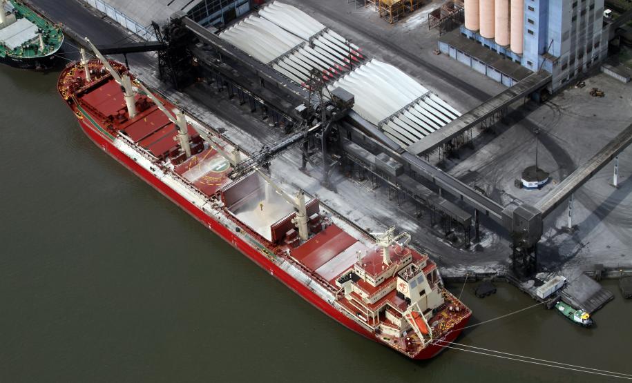 Movimentação de cargas nos portos paranaenses já supera 2011 e registra alta de 8% A movimentação do açúcar também registrou alta. Este ano, com quase 4,7 milhões de toneladas, a exportação do produto foi 4% maior que a registrada em 2011, com 4,5 milhões. O volume de soja movimentado este ano está praticamente igual. De janeiro a novembro foram quase 6,7 milhões de toneladas.