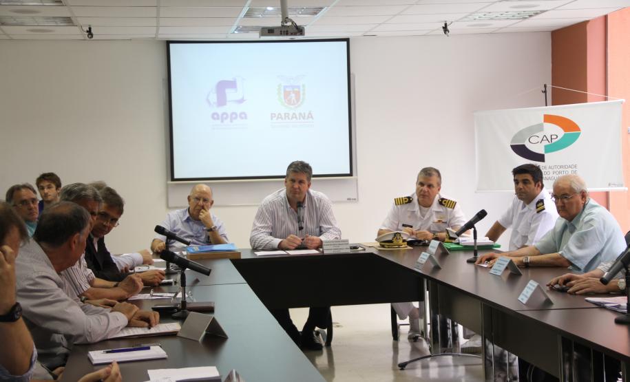 Conselho de Autoridade Portuária homenageia capitão dos Portos do Paraná O Capitão dos Portos do Paraná, José Henrique Rabello, foi homenageado durante a última reunião de 2012 do Conselho de Autoridade Portuária de Paranaguá (CAP). O comandante, que deixa o cargo no início de 2013, recebeu uma placa pelo trabalho realizado à frente da Capitania dos Portos do Paraná, pela dedicação ao trabalho prestado e pela importante contribuição à segurança da navegação nos portos paranaenses.