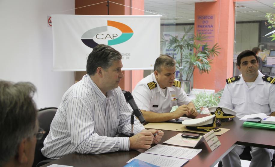 Conselho de Autoridade Portuária homenageia capitão dos Portos do Paraná A homenagem foi prestada pelo superintendente da Appa, Luiz Henrique Dividino, que extraordinariamente presidiu a última reunião do CAP. “Durante o período em que esteve à frente da Capitania dos Portos, o comandante Rabello sempre atuou com dedicação e energia, que contribuíram para o resgate da imagem do Porto de Paranaguá. Ao cobrar que cada um fizesse a sua parte, ele pôde adotar medidas que ficarão na história dos portos paranaenses”, afirma.