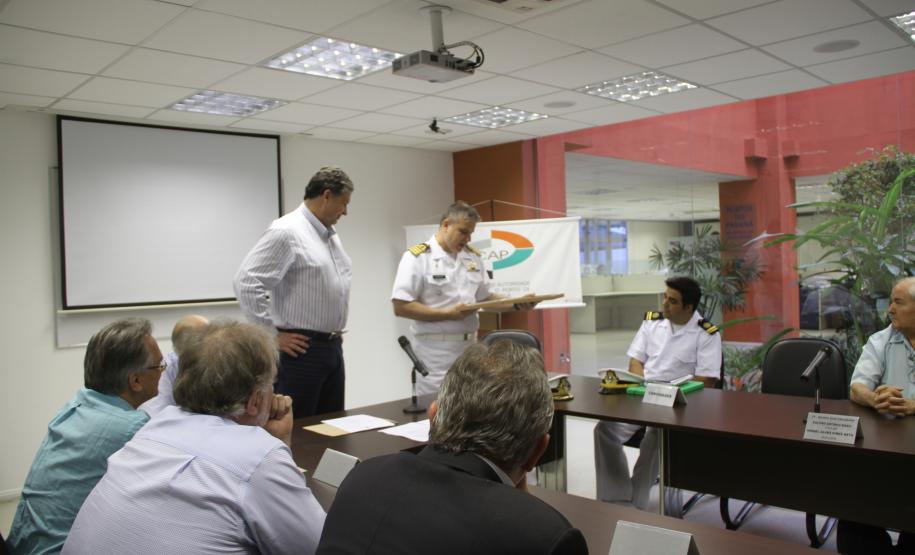 Conselho de Autoridade Portuária homenageia capitão dos Portos do Paraná Dedicado ao aperfeiçoamento, o oficial também tem em seu currículo cursos operacionais, inclusive de Inteligência e o Curso de Observadores de Paz na ONU