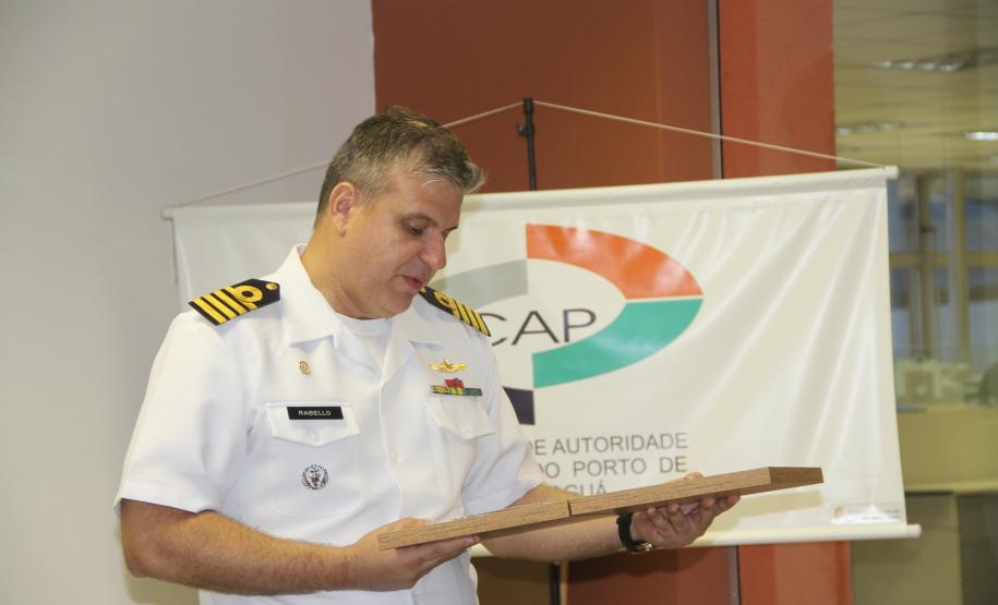 Conselho de Autoridade Portuária homenageia capitão dos Portos do Paraná Capitão - José Henrique Corbage Rabello assumiu a Capitania dos Portos do Paraná em 26 de janeiro de 2011. Oficial Superior das Forças Armadas (Capitão-de-Mar-e-Guerra da Marinha do Brasil), ele foi nomeado em 1985, com aperfeiçoamento em Engenharia Mecânica. Mestre em engenharia e também advogado, ele passou por diversos cursos de formação e de carreira na Marinha.