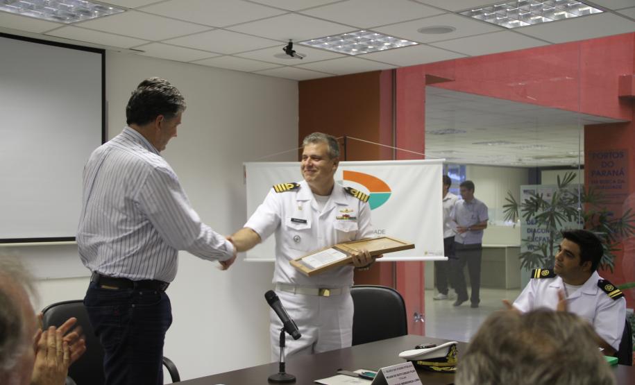 Conselho de Autoridade Portuária homenageia capitão dos Portos do Paraná O capitão Rabello fica no cargo até o próximo dia 22 de janeiro. No lugar do comandante, assume como Capitão-de-Mar-e-Guerra e Capitão dos Portos do Paraná o comandante Francisco Dantas de Almeida Filho, do Rio de Janeiro, como divulgado na portaria 402 da Marinha do Brasil, no último dia 21 de agosto.