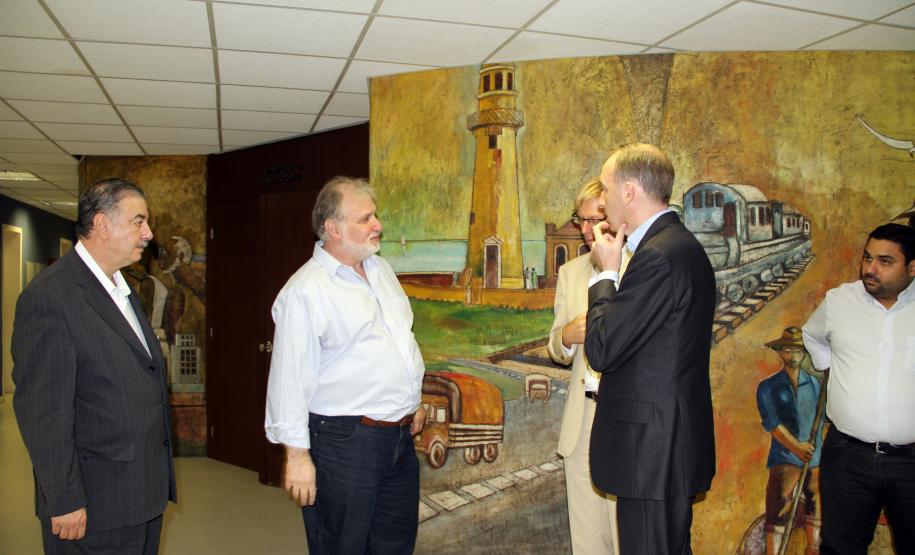 Embaixador da Bélgica visita o Porto de Paranaguá Um acordo operacional entre o Porto de Paranaguá e o porto belga de Gent pode ser firmado em breve. O anúncio foi feito na última semana, após a visita do novo embaixador do Reino da Bélgica no Brasil, Jozef Smets. Acompanhado do cônsul geral daquele país, em São Paulo, Didier Vanderhasselt, e do cônsul honorário, em Curitiba, João Casillo, o diplomata foi recebido pela diretoria empresarial da Administração dos Portos de Paranaguá e Antonina (Appa).