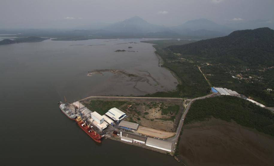 Appa faz levantamento da pesca em Antonina Antes de dar início à dragagem de manutenção do canal de acesso ao Porto de Antonina, a Administração dos Portos de Paranaguá e Antonina (Appa) monitora o meio ambiente e a atividade pesqueira na região. Os dados levantados, além de balizarem a obra, dão segurança à comunidade que, durante todo o processo, podem gerenciar em conjunto as condições em que se encontram a água, a fauna e a flora da baía.