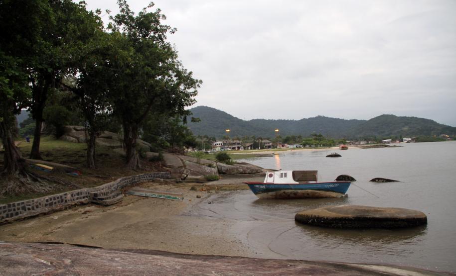 Appa faz levantamento de pesca em Antonina Antes de dar início à dragagem de manutenção do canal de acesso ao Porto de Antonina, a Administração dos Portos de Paranaguá e Antonina (Appa) monitora o meio ambiente e a atividade pesqueira na região. Os dados levantados, além de balizarem a obra, dão segurança à comunidade que, durante todo o processo, podem gerenciar em conjunto as condições em que se encontram a água, a fauna e a flora da baía.