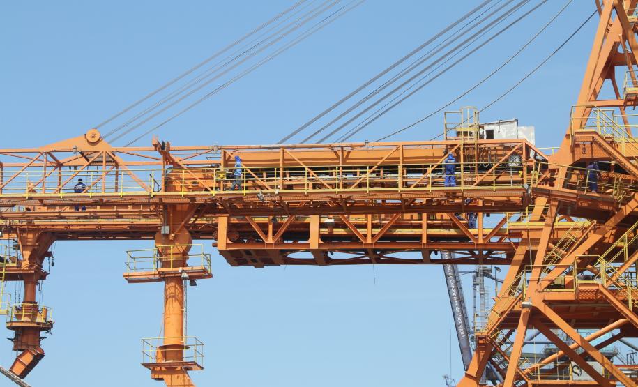 Nesta época do ano, quando o movimento do Corredor de Exportação fica reduzido em até um terço, devido à sazonalidade dos grãos, a Administração dos Portos de Paranaguá e Antonina (Appa) aproveita para fazer a manutenção. Junto com os operadores portuários que atuam no complexo, são feitas as limpezas, substituições de peças e consertos. Desde os silos até os shiploaders.