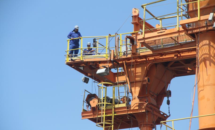 Enquanto a Appa cuida da manutenção das estruturas fixas, a Associação dos Operadores Portuários do Corredor de Exportação do Porto de Paranaguá (AOCEP) cuida das correias transportadoras e dos shiploardes. Essa divisão é fruto de uma parceria. “Como também são usuários do complexo, os operadores nos ajudam com essa ação preventiva contribuindo, também, para a melhoria do próprio desempenho”, completa o diretor.