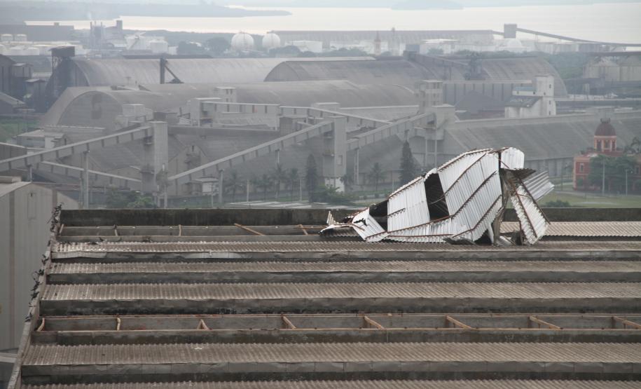 Ventania e chuva fortes causam estragos no Porto de Paranaguá Os ventos fortes e a chuva que atingiram a cidade de Paranaguá na última quarta-feira (26) causaram diversos estragos no Porto de Paranaguá. Parte da cobertura do silo público de granéis (Silão) foi arrancada; no cais, o armazém 12 teve parte do telhado danificado; e, no pátio de triagem, a nova portaria ficou parcialmente destruída.