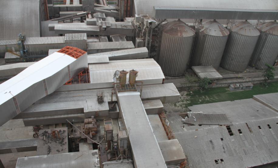Ventania e chuva fortes causam estragos no Porto de Paranaguá Os ventos fortes e a chuva que atingiram a cidade de Paranaguá na última quarta-feira (26) causaram diversos estragos no Porto de Paranaguá. Parte da cobertura do silo público de granéis (Silão) foi arrancada; no cais, o armazém 12 teve parte do telhado danificado; e, no pátio de triagem, a nova portaria ficou parcialmente destruída.