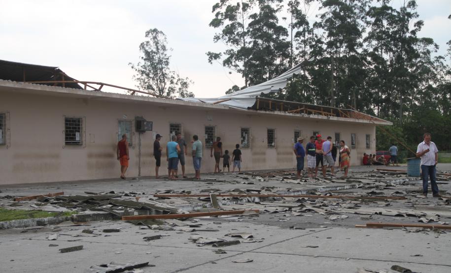 Ventania e chuva fortes causam estragos no Porto de Paranaguá ´Os ventos fortes e a chuva que atingiram a cidade de Paranaguá na última quarta-feira (26) causaram diversos estragos no Porto de Paranaguá. Parte da cobertura do silo público de granéis (Silão) foi arrancada; no cais, o armazém 12 teve parte do telhado danificado; e, no pátio de triagem, a nova portaria ficou parcialmente destruída.